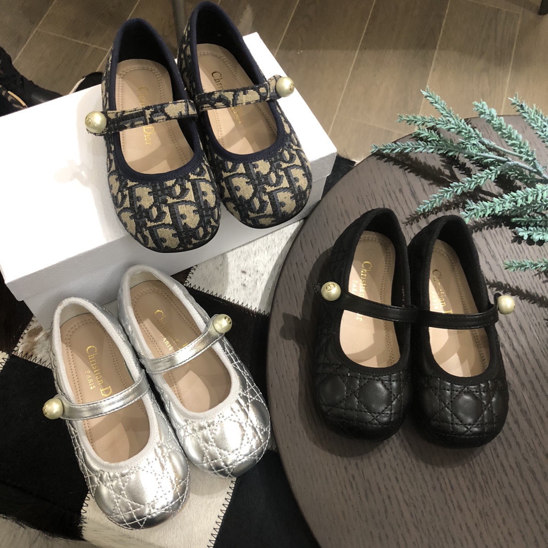Children's shoes child